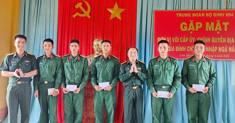 Đạ Huoai: Thăm chiến sĩ mới tại các đơn vị