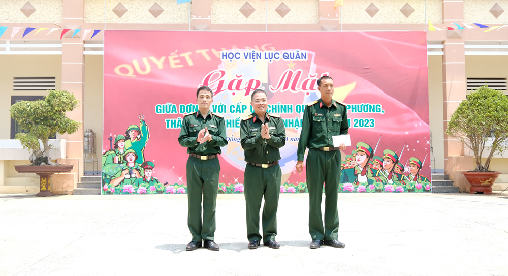 Học viện Lục quân tổ chức gặp mặt chính quyền địa phương, thân nhân chiến sĩ mới