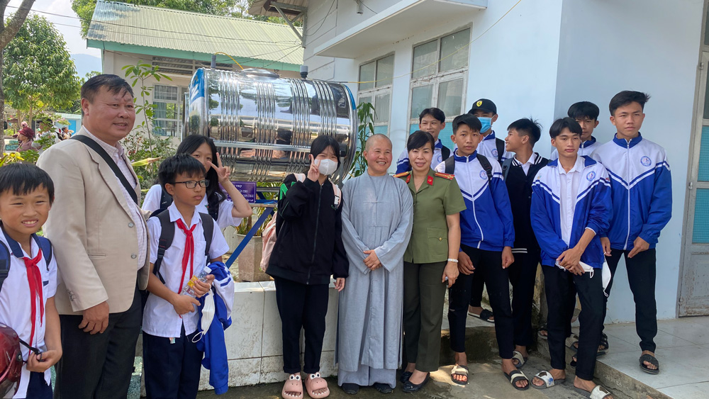 Trao tặng 11 công trình máy lọc nước cho các trường học 3 xã nghèo huyện Đam Rông